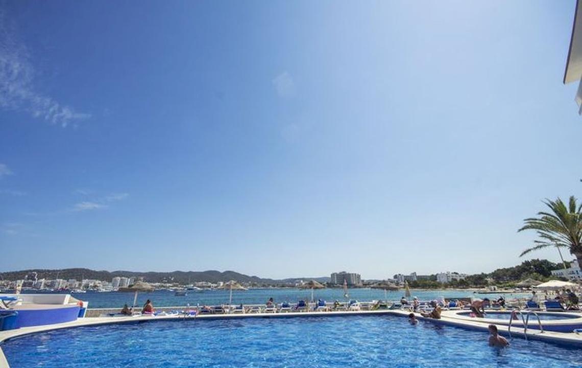 Außenpool des Azuline Hotel Mar Amantis mit Gästen und Blick aufs Meer