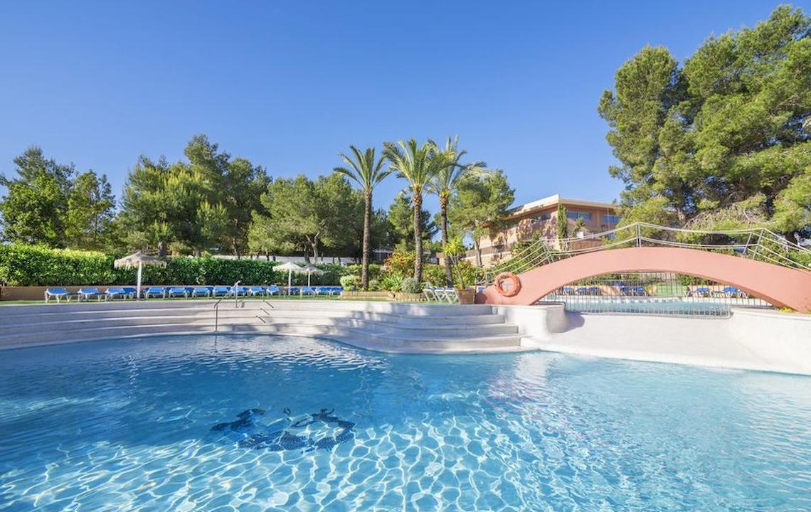 Poolbereich des Azuline Hotel Mar Amantis mit Brücke und Sonnenliegen