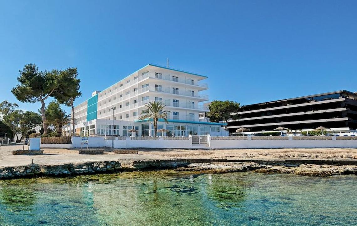 Außenansicht des Azuline Hotel Mar Amantis I & II am Strand mit grünem Wasser und Bäumen