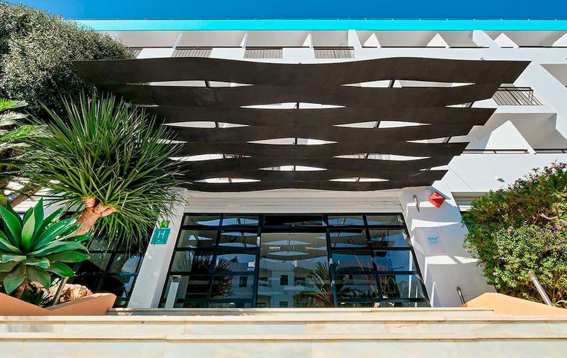 Außenansicht des Azuline Hotel Mar Amantis I & II mit modernem Eingang und Pflanzen.