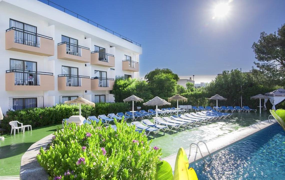 Außenbereich des Azuline Hotel Mar Amantis I & II mit Swimmingpool und Sonnenliegen.
