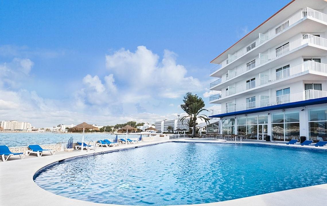 Außenpool des Azuline Hotel Mar Amantis mit weißen Liegestühlen und Blick auf das Meer.