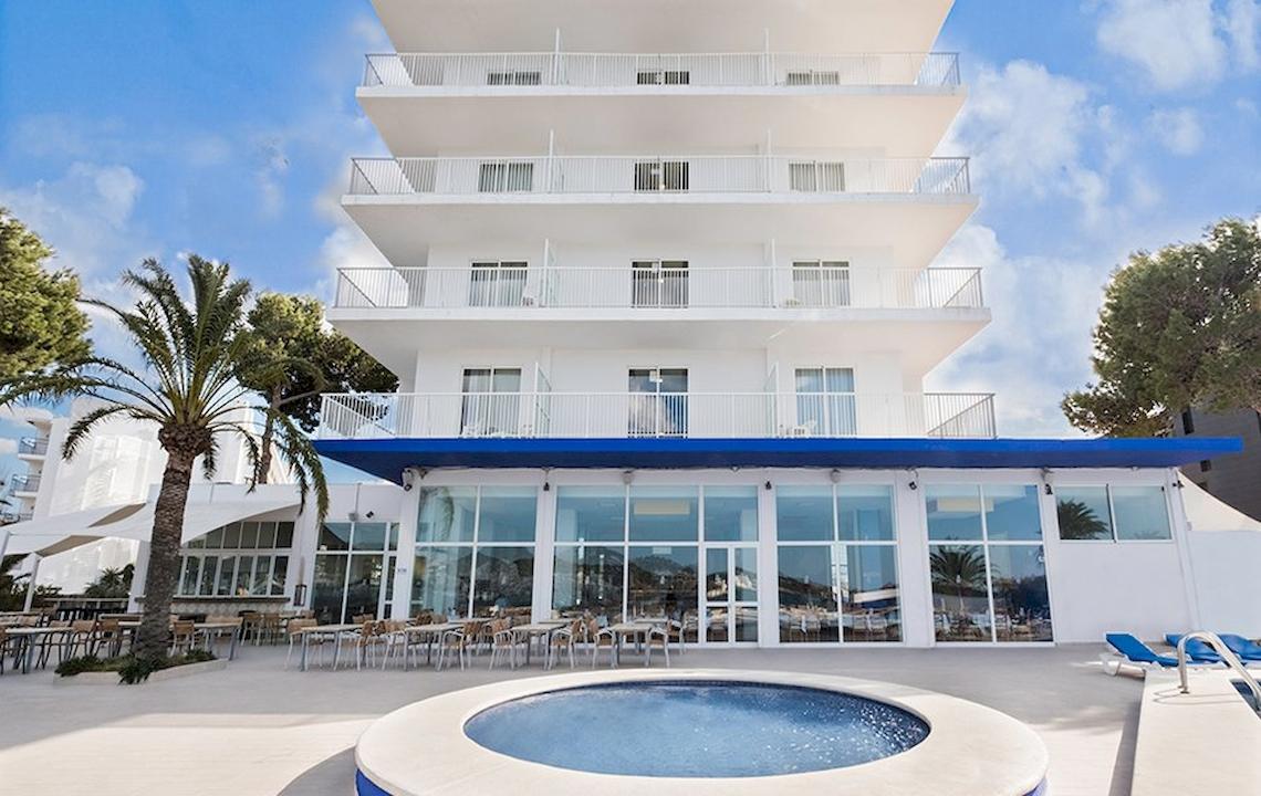 Außenbereich des Azuline Hotel Mar Amantis mit Swimmingpool und Terrassenmöbeln.