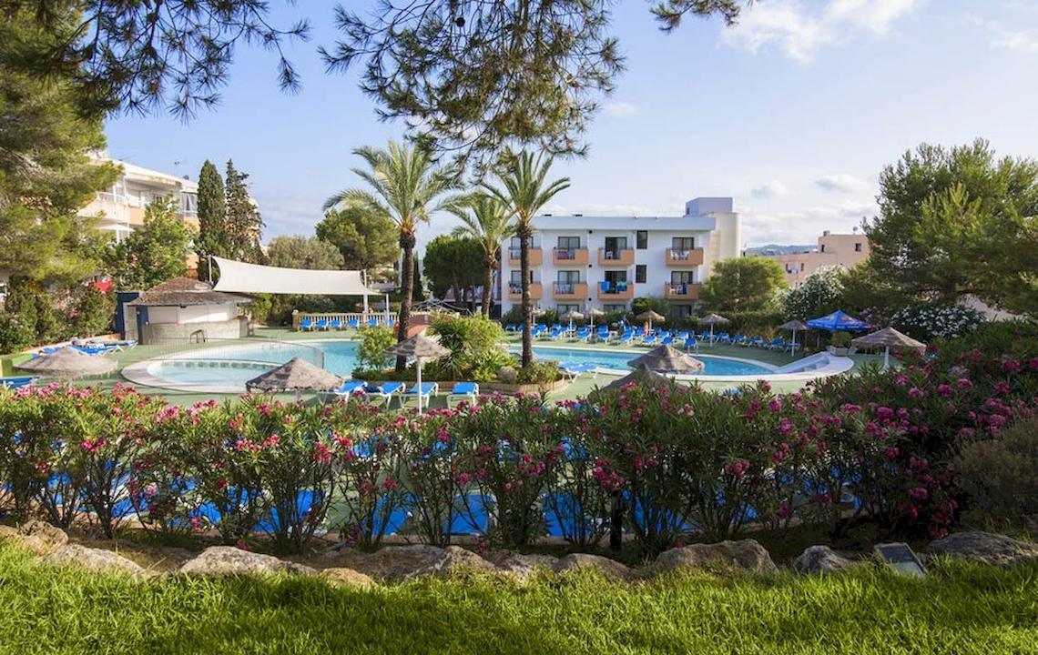Außenpoolbereich des Azuline Hotel Mar Amantis mit Sonnenliegen und Palmen