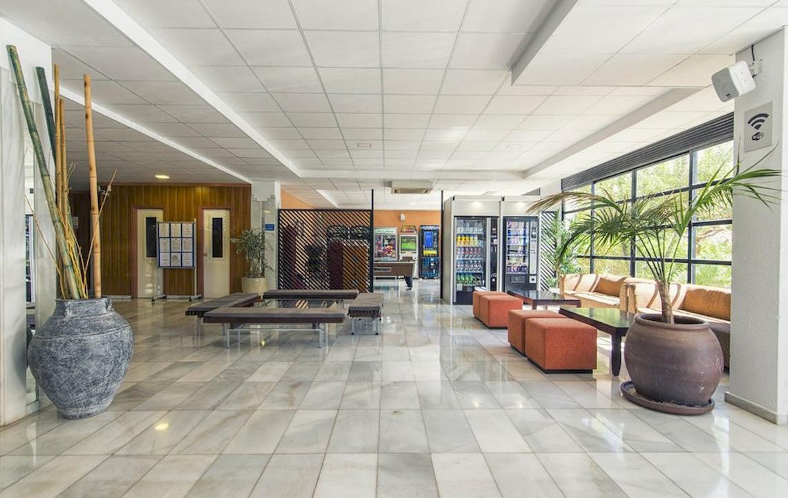 Lobby des Azuline Hotel Mar Amantis mit weißen Fliesen, großen Vasen und Sitzgelegenheiten.