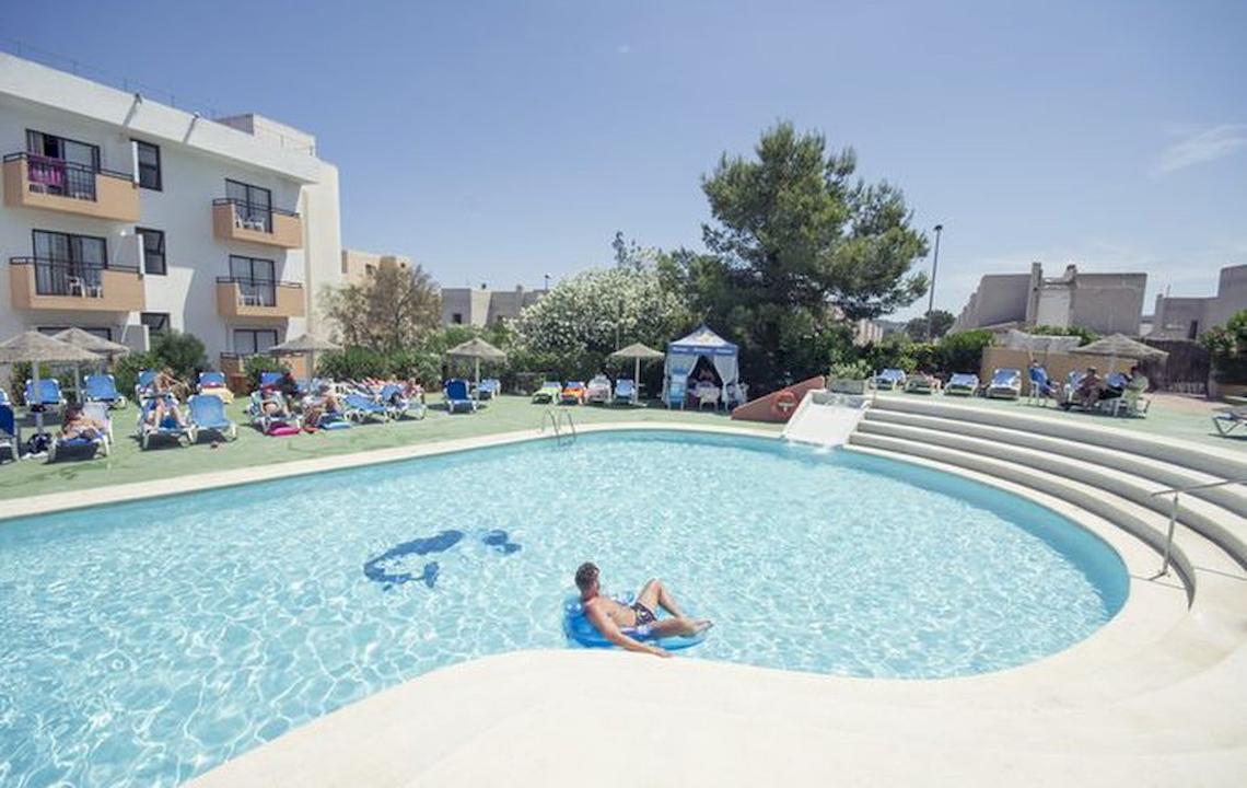 Außenpool des Azuline Hotel Mar Amantis mit Gästen auf Liegestühlen und einer Wasserrutsche.