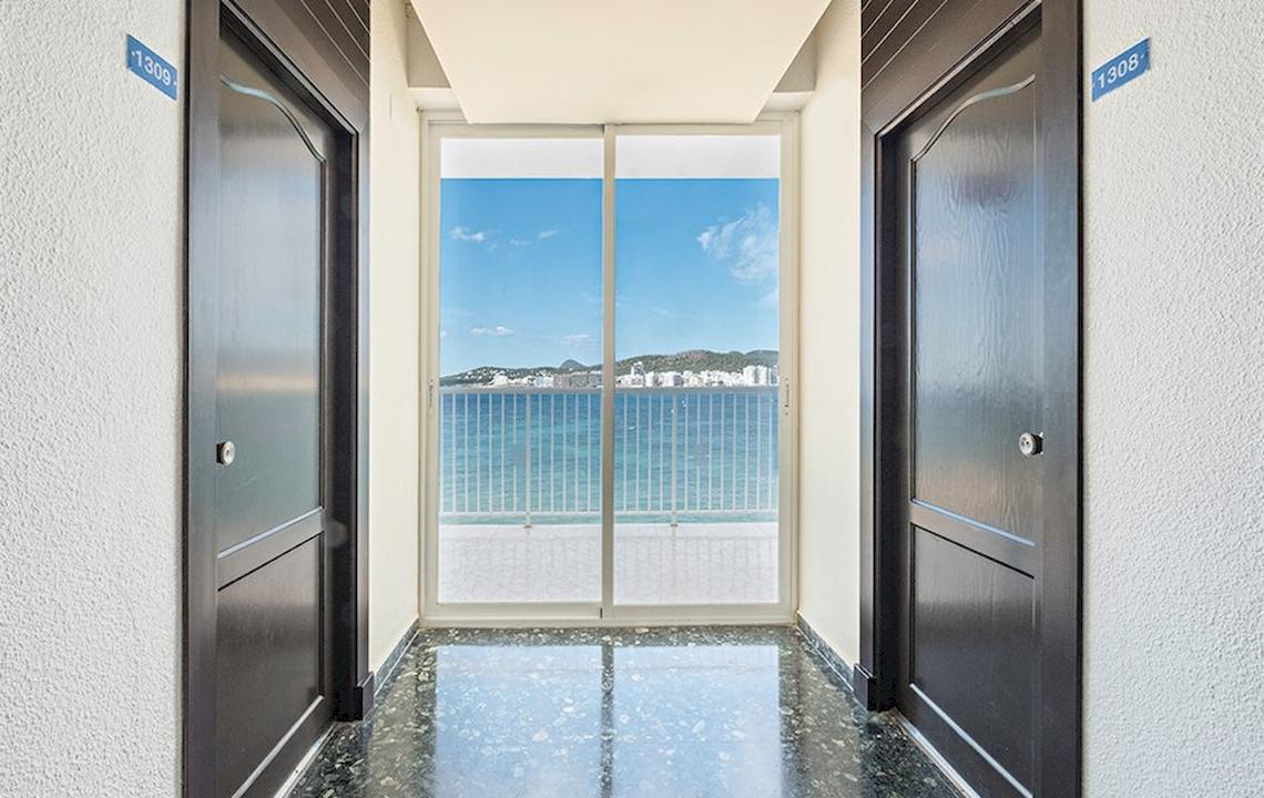 Korridor des Azuline Hotel Mar Amantis I & II mit Blick auf das Meer.