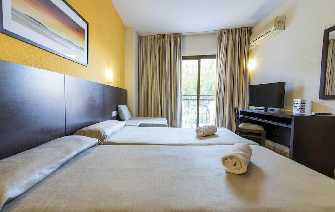 Doppelzimmer im Azuline Hotel Mar Amantis I & II mit zwei Betten und Fernseher.