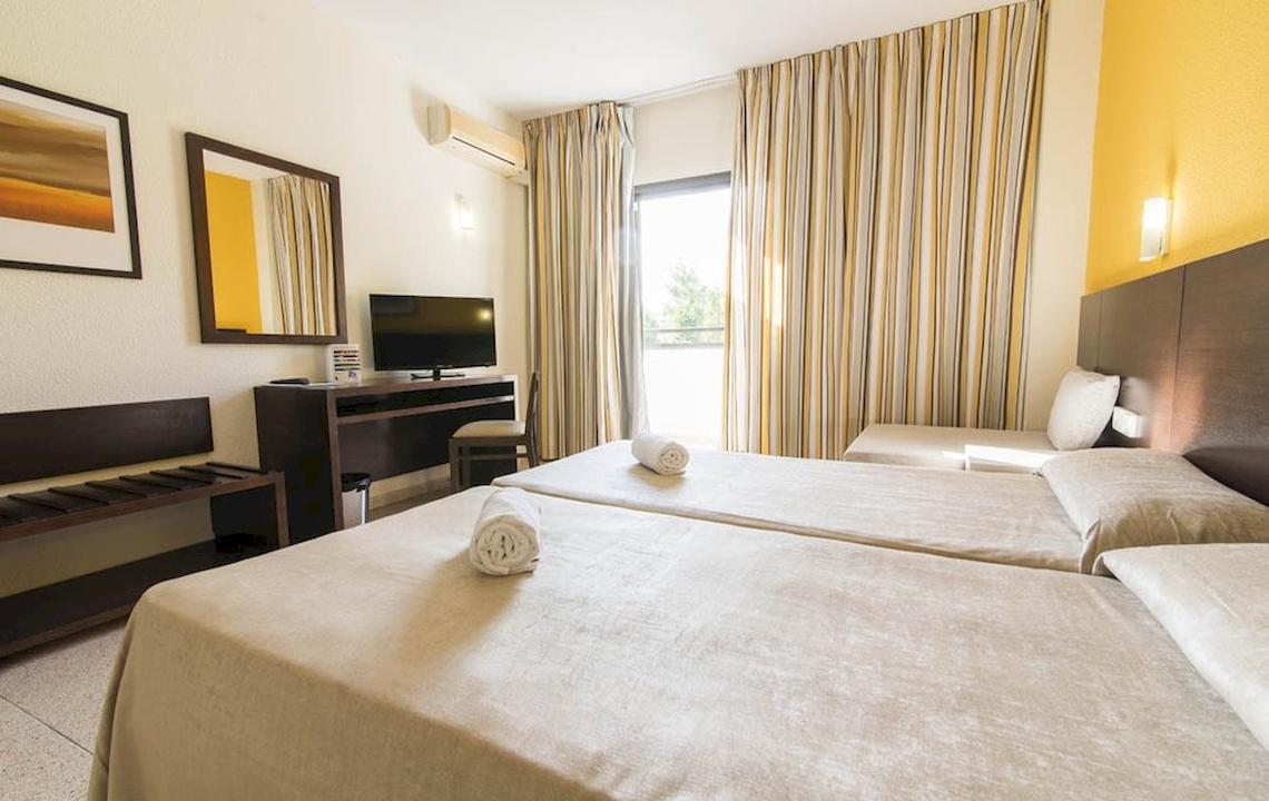 Hotelzimmer im Azuline Hotel Mar Amantis mit zwei Betten, Fernseher und Schreibtisch.