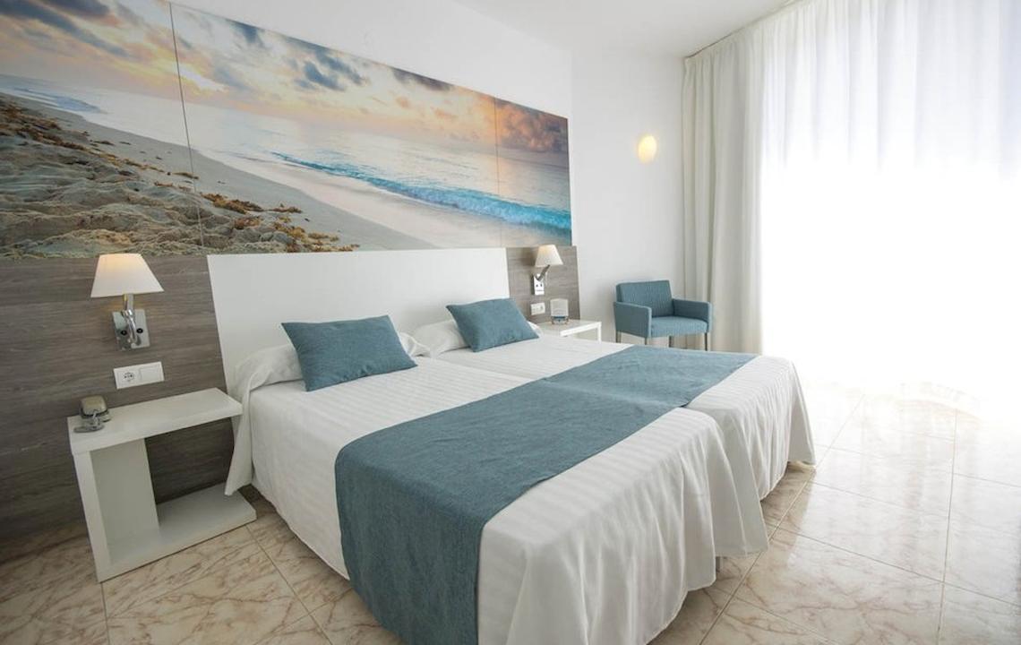 Doppelbett im Hotelzimmer mit Meerblick im Azuline Hotel Mar Amantis I & II