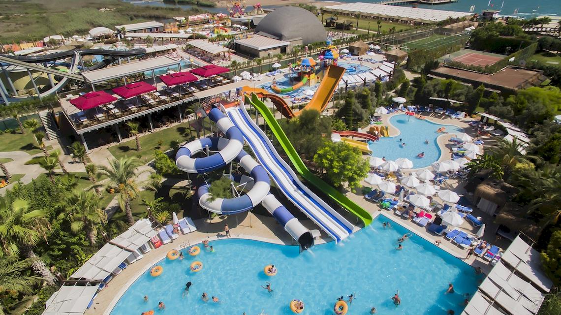 Luftaufnahme des Saturn Palace Resort Wasserparks mit Rutschen und Pools