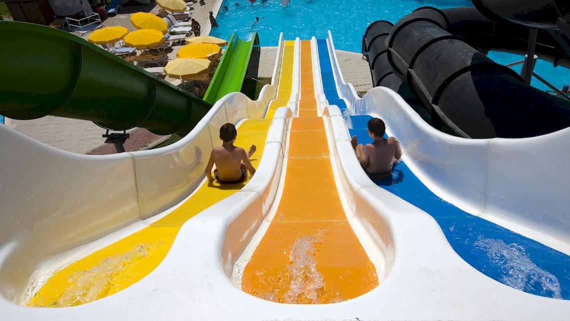 Zwei Personen rutschen auf einer Wasserrutsche im Saturn Palace Resort.