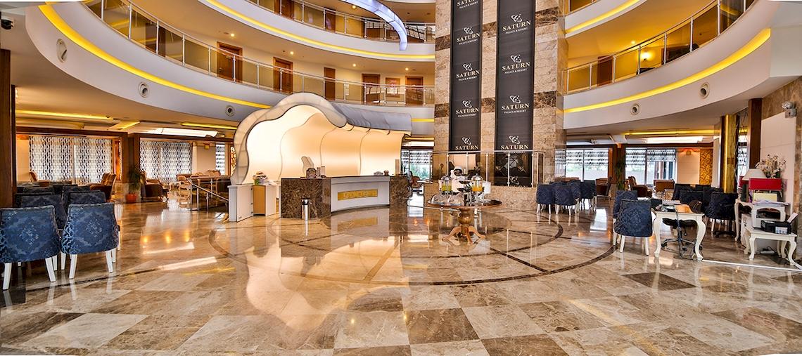 Foyer des Saturn Palace Resorts mit Marmorboden und modernen Möbeln.