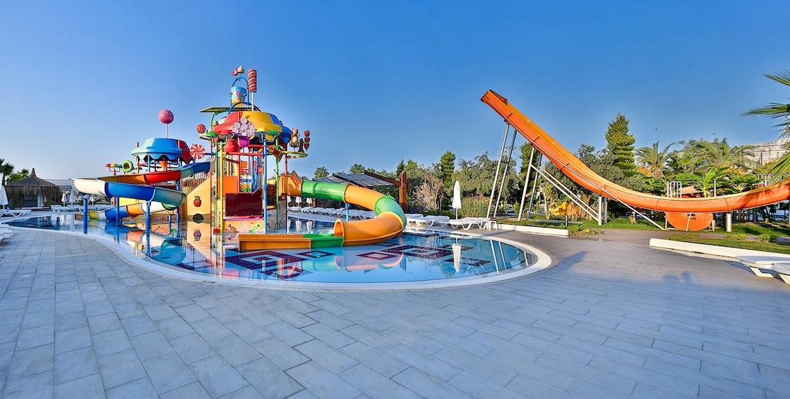 Wasserpark im Saturn Palace Resort mit bunten Rutschen und Pool