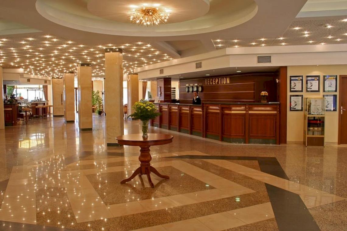 Empfangsbereich des Riviera Beach Hotel mit Blumen und einem runden Tisch