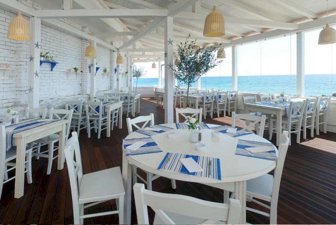Terrasse des Riviera Beach Hotels mit Blick auf das Meer.