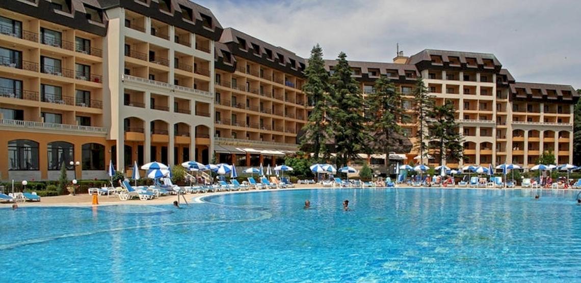 Außenbereich des Riviera Beach Hotels mit Swimmingpool und Sonnenliegen