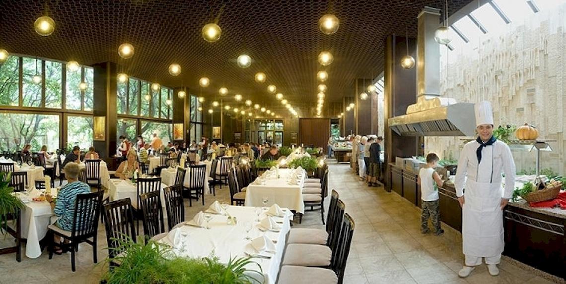 Innenansicht eines Restaurants im Riviera Beach Hotel mit Gästen und Küchenchef