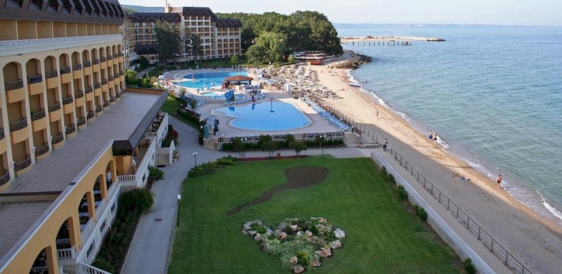Luftaufnahme des Riviera Beach Hotels mit Pool und Strand