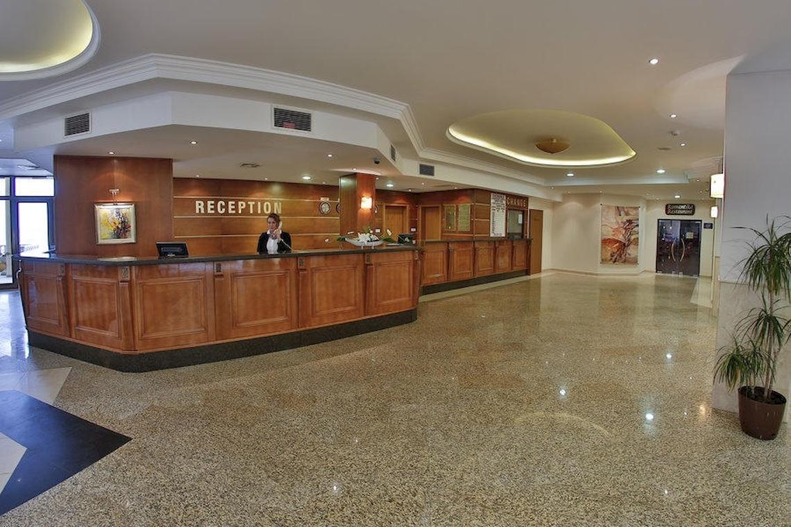 Reception des Riviera Beach Hotels mit einer Frau am Telefon