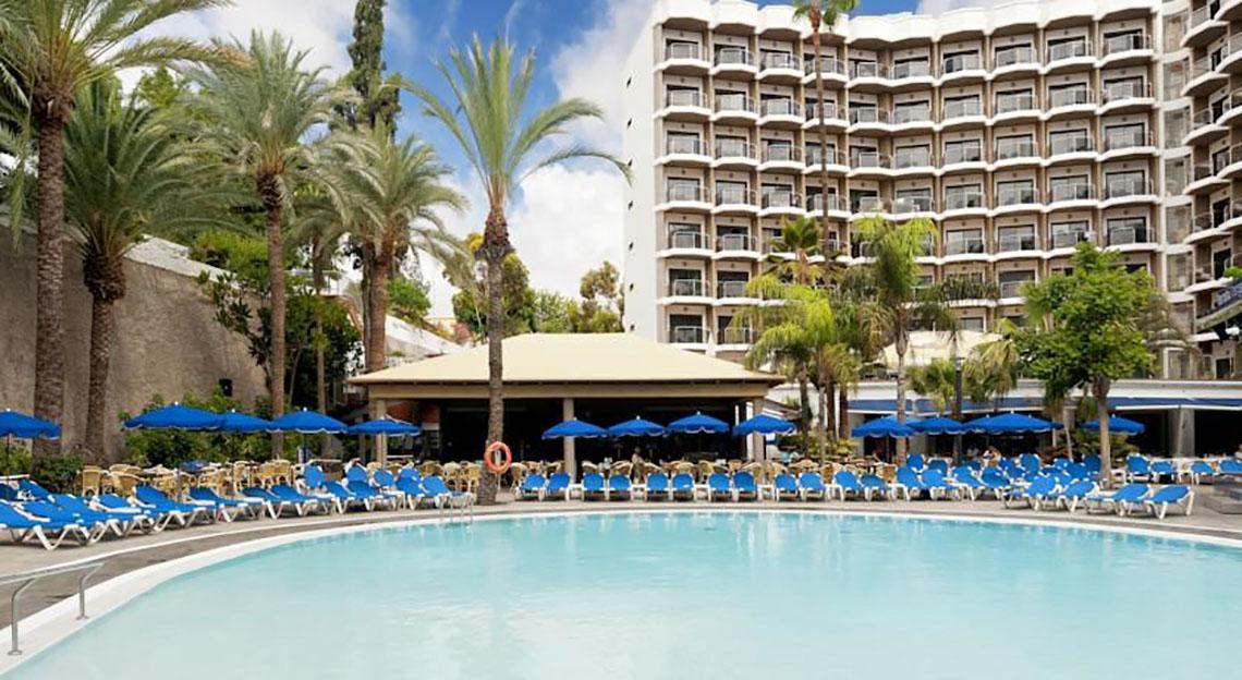 Außenbereich des Barcelo Margaritas Hotels mit Swimmingpool und Sonnenliegen.