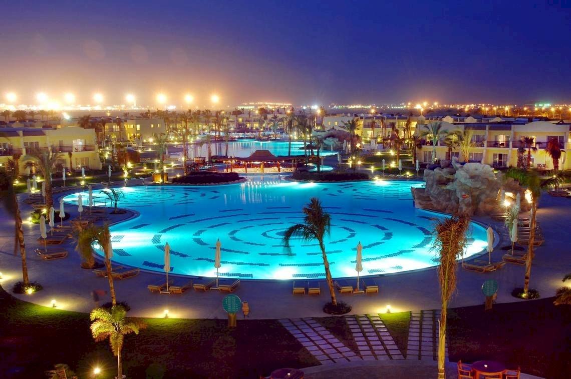 Luftaufnahme des illuminierten Swimmingpools im DoubleTree by Hilton Sharks Bay Resort