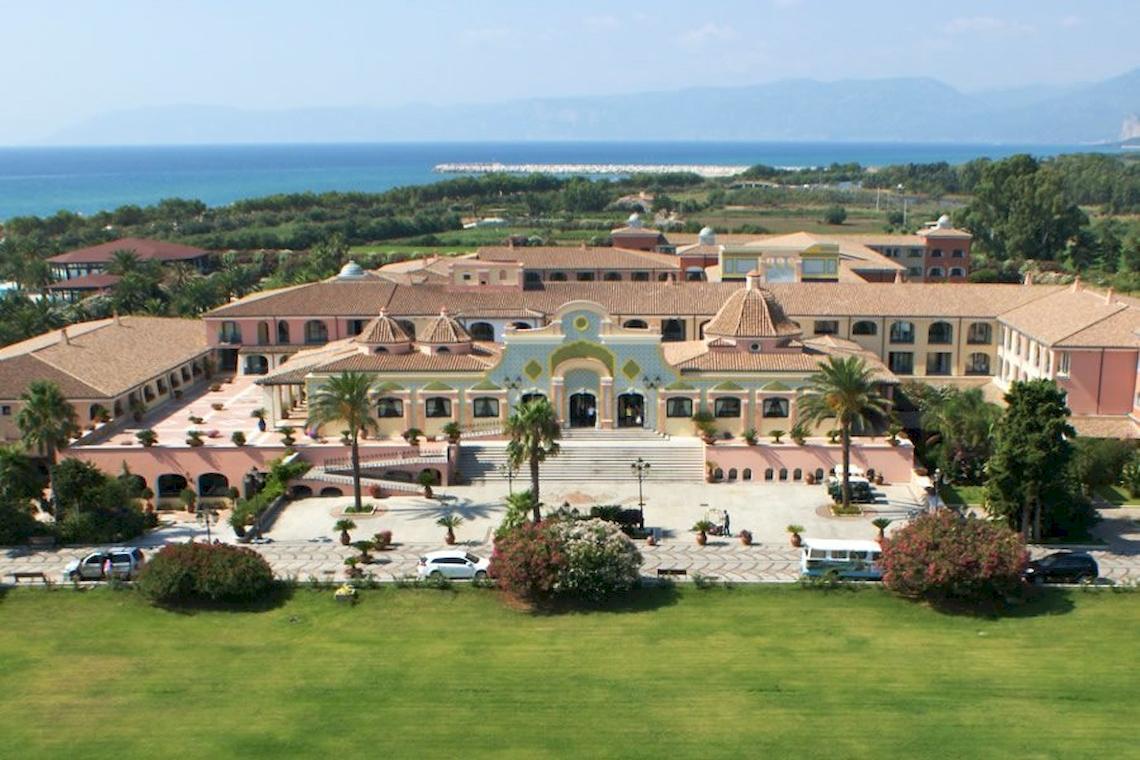 Außenansicht des Club Hotel Marina Beach mit Blick auf das Meer und die Landschaft.