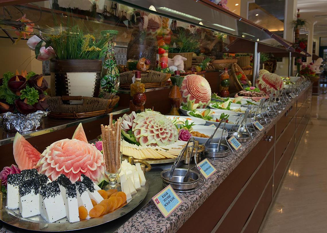 Buffettisch im Miramare Queen Hotel mit verschiedenen Gerichten und Dekorationen.