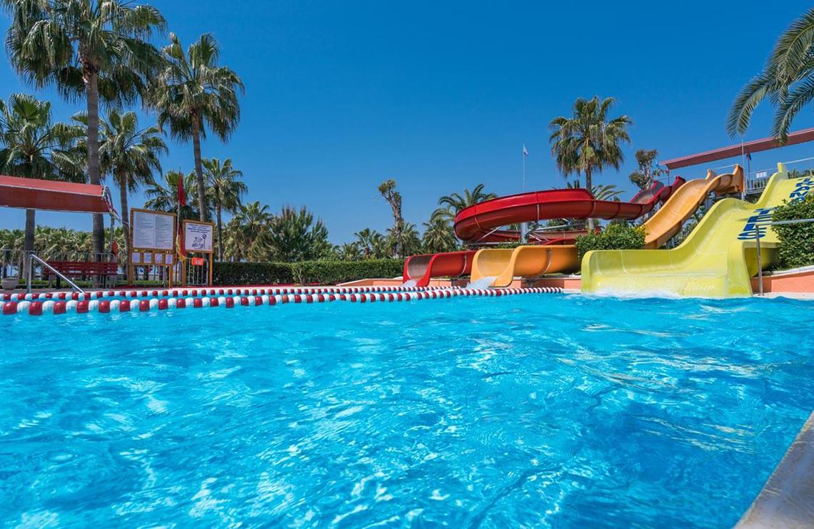 Wasserrutschen und Pool im Miramare Queen Hotel