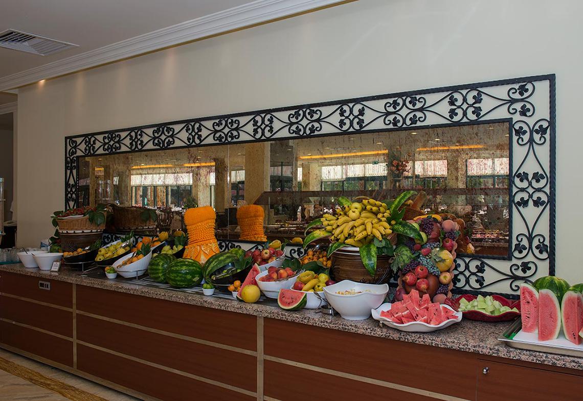 Früchtebuffet im Miramare Queen Hotel mit verschiedenen Wassermelonen, Bananen und anderen Früchten.