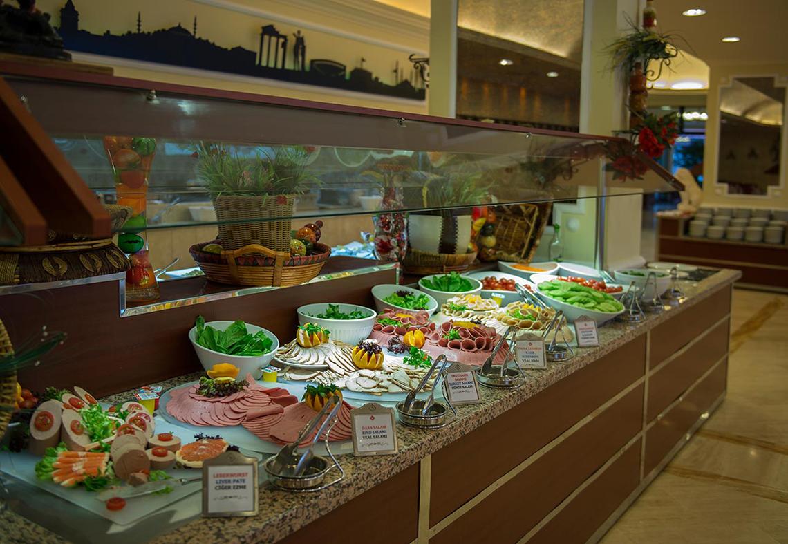 Ein Buffet im Miramare Queen Hotel mit einer Auswahl an Salaten, Fleisch, Fisch und Käse.