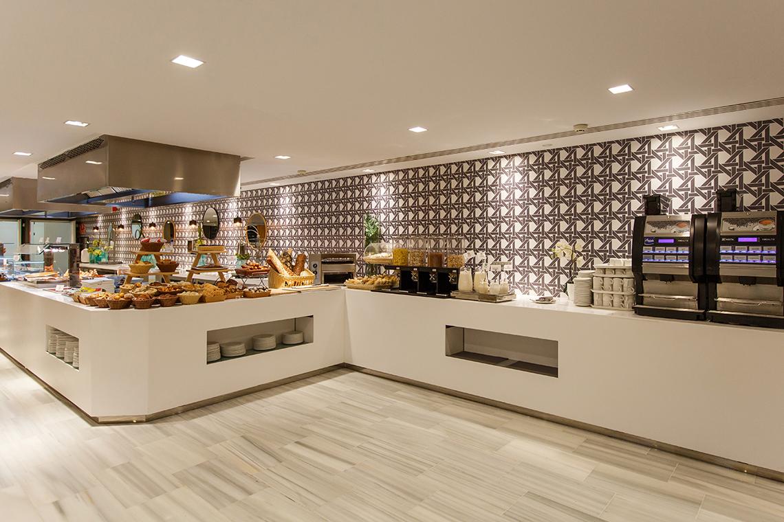 Frühstücksbuffet im Santa Monica Suites Hotel mit verschiedenen Speisen und Getränken.