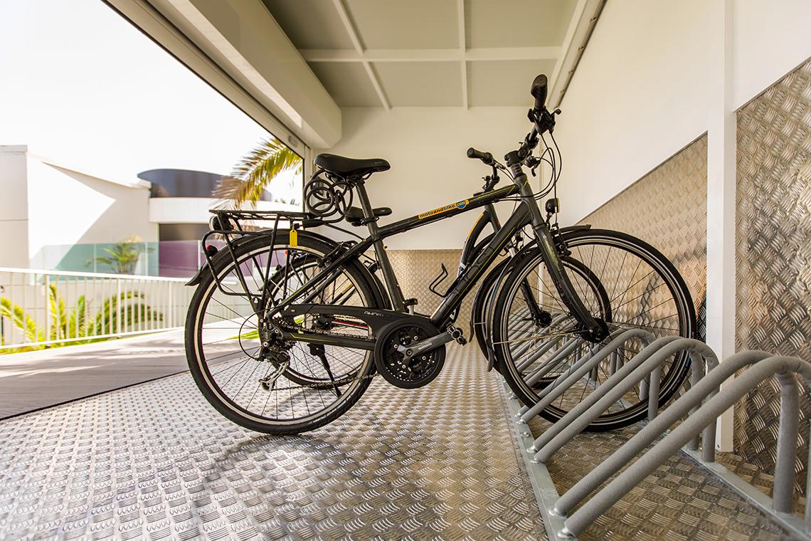 Ein Fahrrad ist in einem Unterstand neben dem Santa Monica Suites Hotel geparkt.