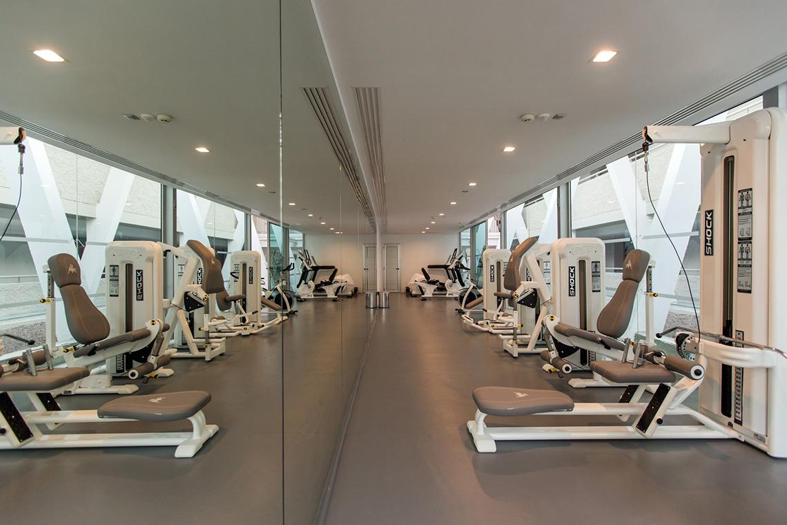 Fitnessstudio im Santa Monica Suites Hotel mit verschiedenen Trainingsgeräten.