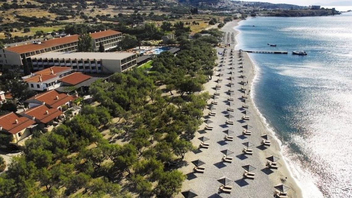 Luftaufnahme des Doryssa Seaside Resorts mit Blick auf die Strandlinie und das Meer