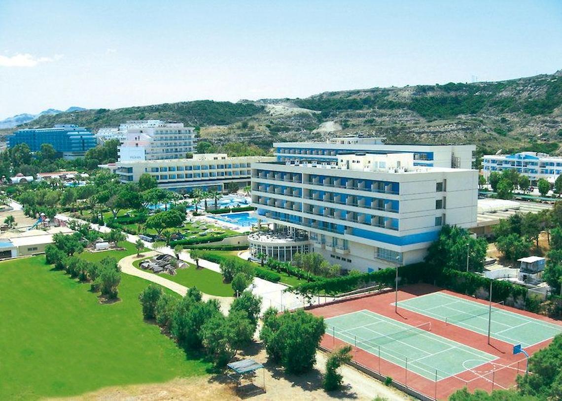 Luftaufnahme des Blue Sea Beach Resorts mit Swimmingpool und Tennisplätzen