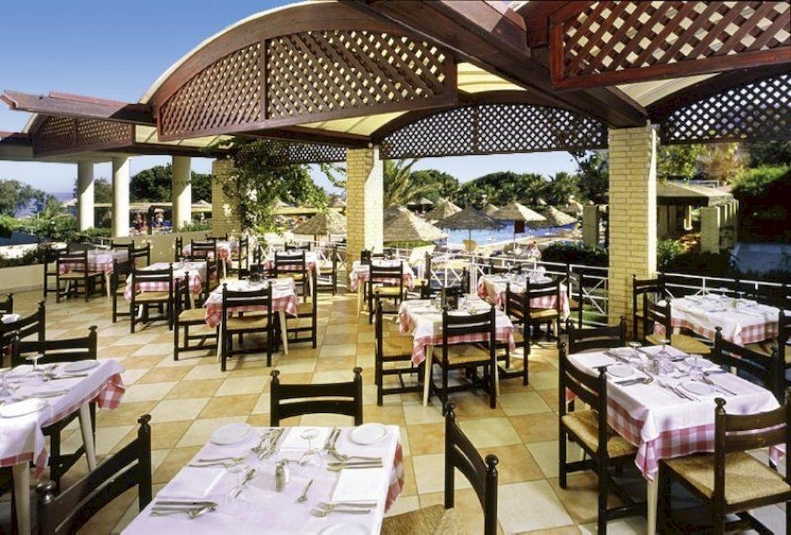 Restaurant im Freien mit Blick auf den Strand und das Meer, Blaues Meer Strandresort.