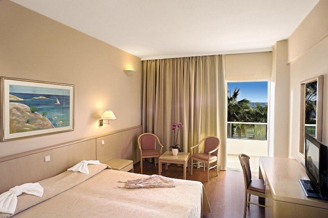Hotelzimmer im Blue Sea Beach Resort mit Blick auf das Meer.