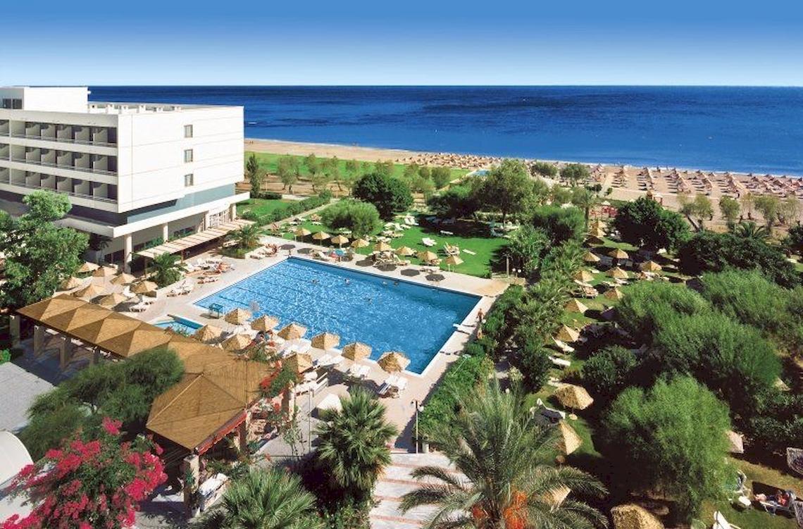 Luftaufnahme des Blue Sea Beach Resorts mit Pool und Strand