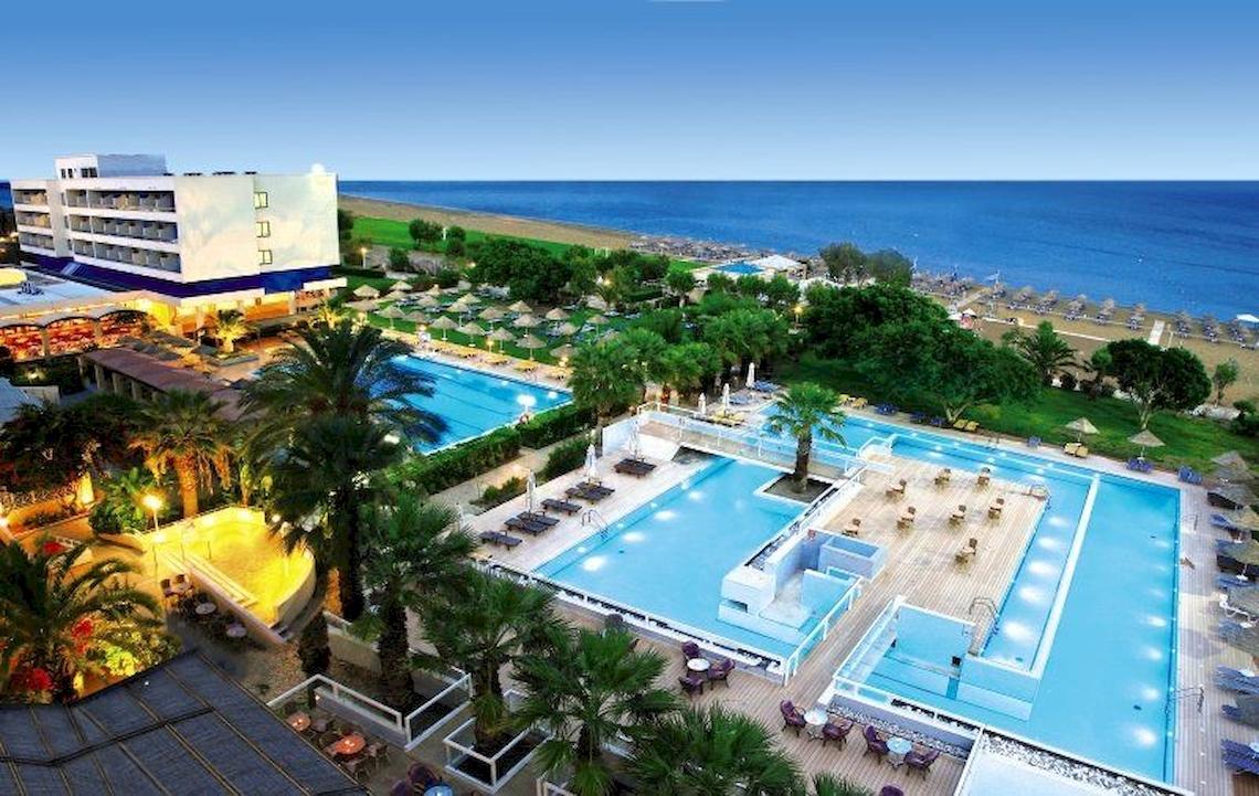 Luftaufnahme des Blue Sea Beach Resorts mit zwei Swimmingpools und Blick auf das Meer