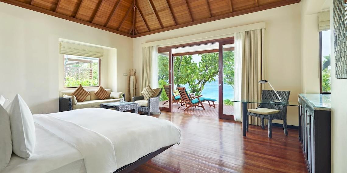 Innenansicht einer Suite im Hilton Seychelles Labriz Resort & Spa mit Blick auf das Meer.