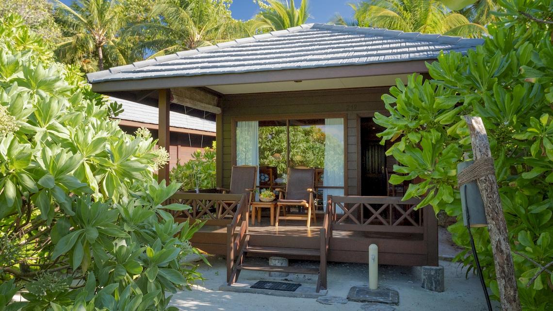 Außenansicht des Royal Island Resort & Spa Bungalows mit Veranda und Möbeln