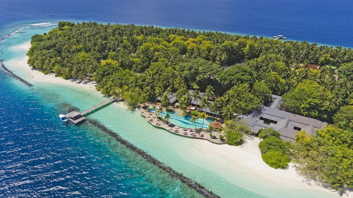 Luftaufnahme des Royal Island Resort & Spa mit Pool, Gebäuden und umgebender Natur.