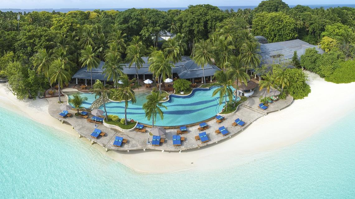 Luftaufnahme des Royal Island Resort & Spa mit Pool, Liegestühlen und Gebäuden umgeben von Palmen