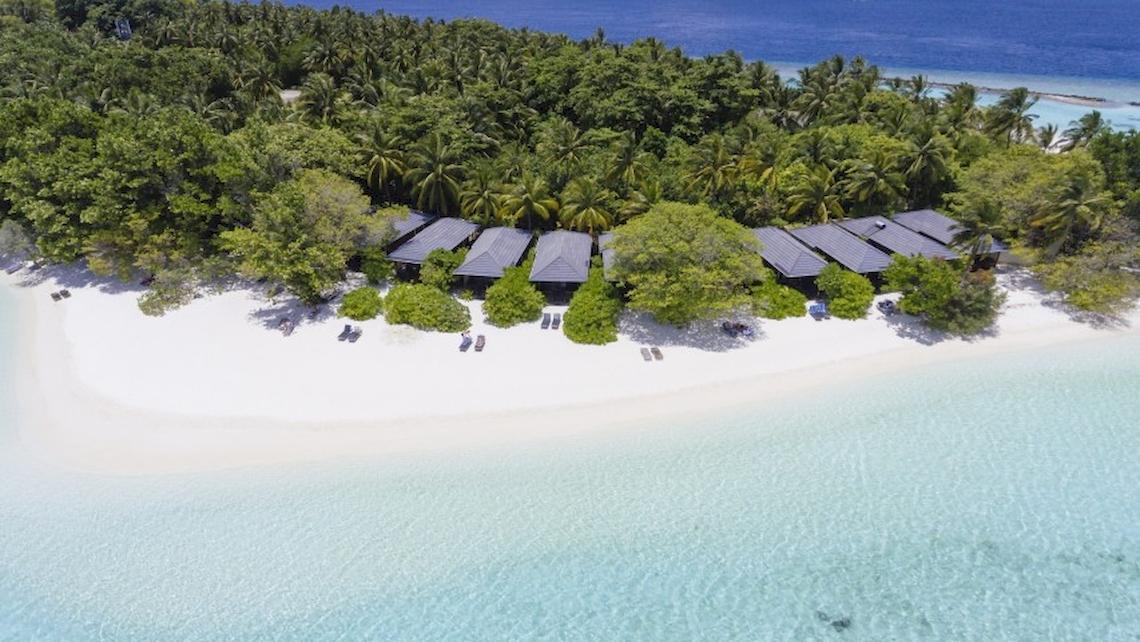 Luftaufnahme des Royal Island Resort & Spa mit Bungalows am Strand und umliegender Natur
