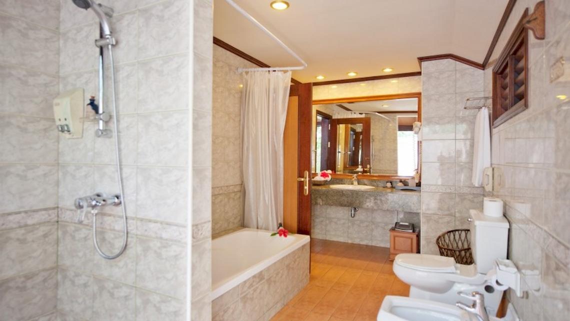 Ein Badezimmer im Royal Island Resort & Spa mit Badewanne, Dusche, Toilette und Waschbecken.