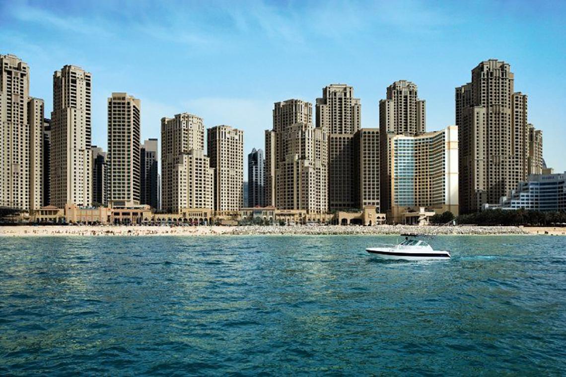 JA Ocean View Hochhaus am Strand mit Boot im Wasser