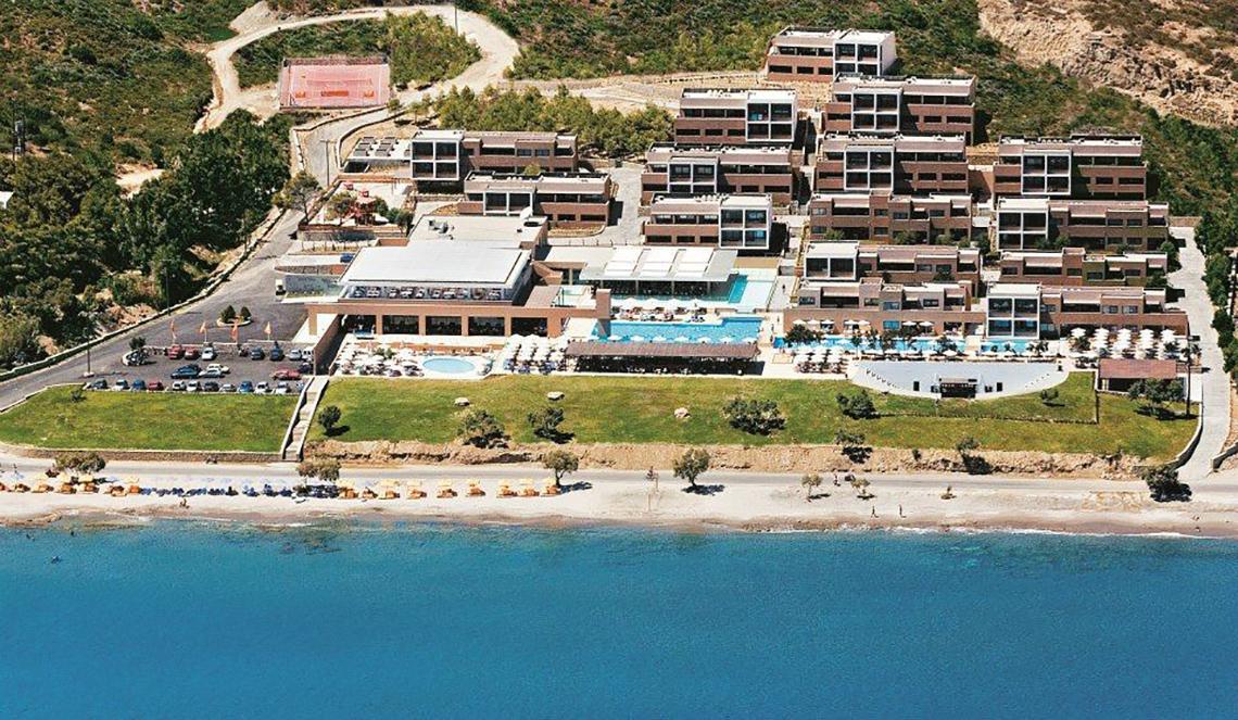 Luftaufnahme des Atlantica Mikri Poli Kos Hotels mit Pool, Gebäuden und Strand.