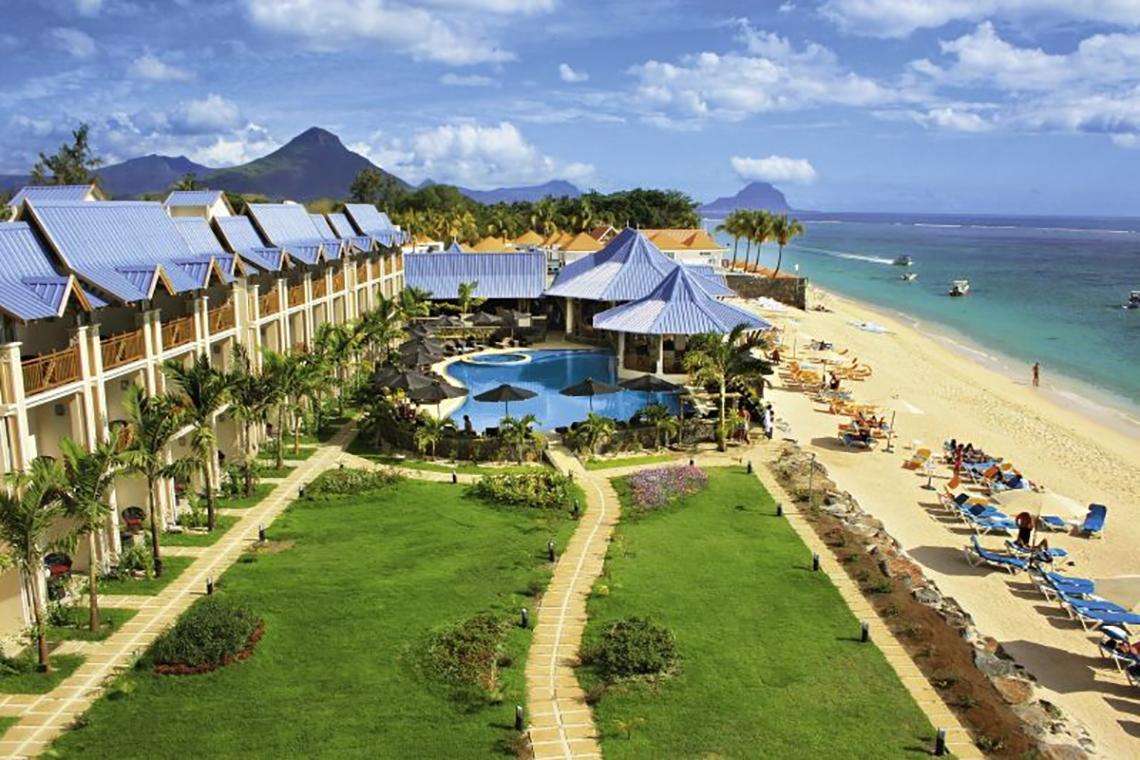 Außenansicht des Pearle Beach Resort & Spa mit Pool, Strand und Gebäuden