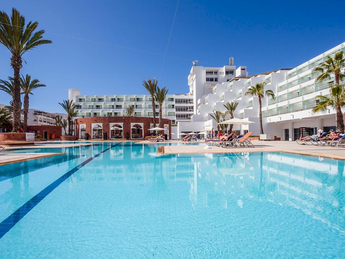 Atlas Amadil Beach Hotel mit großem Swimmingpool und Sonnenliegen